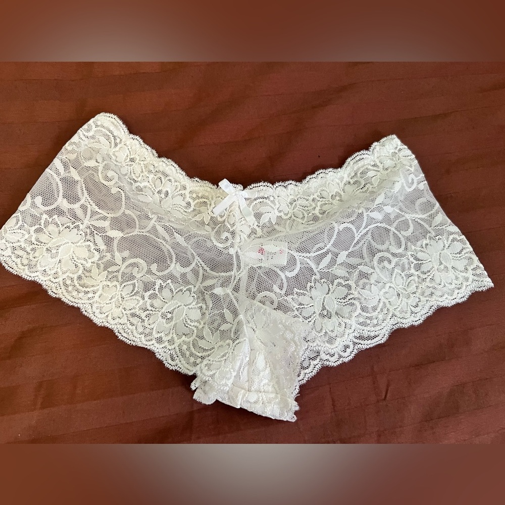 Always & Flirt Elegant Lace Women’s panty in cream
Size M

EUC - never worn